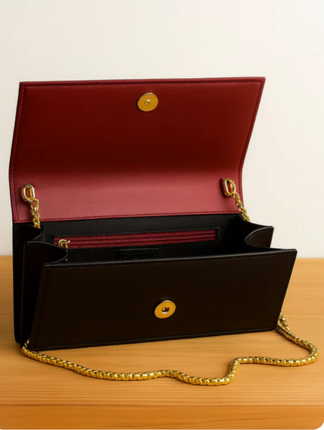 Shoulder Bag with gold chain.