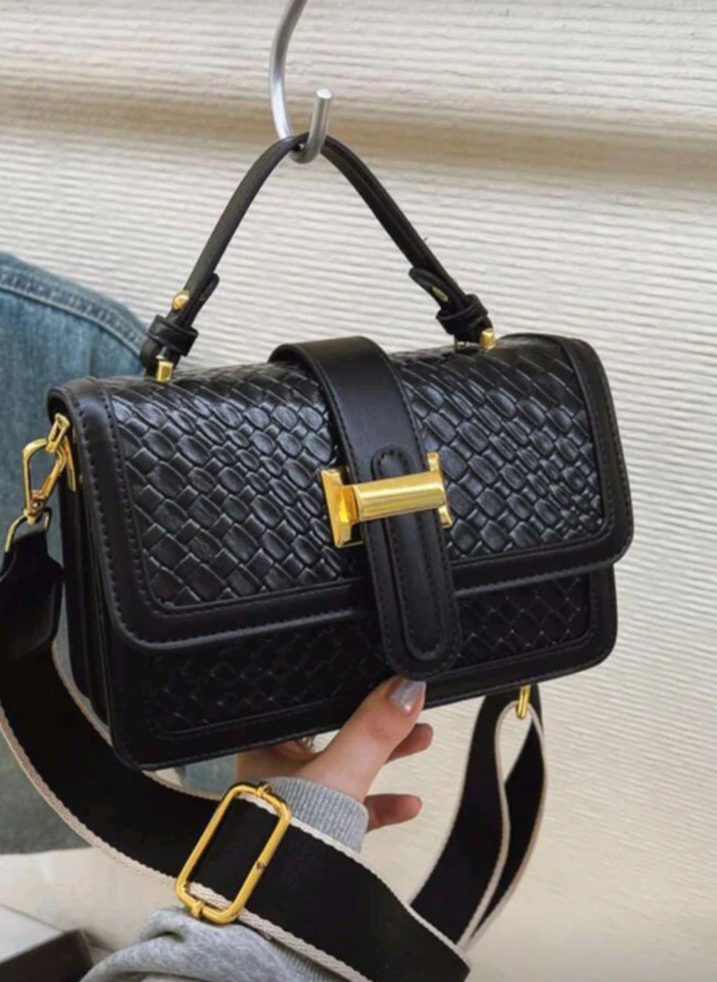 Black textured handbag with a gold clasp 2026 Luxury Niche Women Fashion Shoulder Bag
