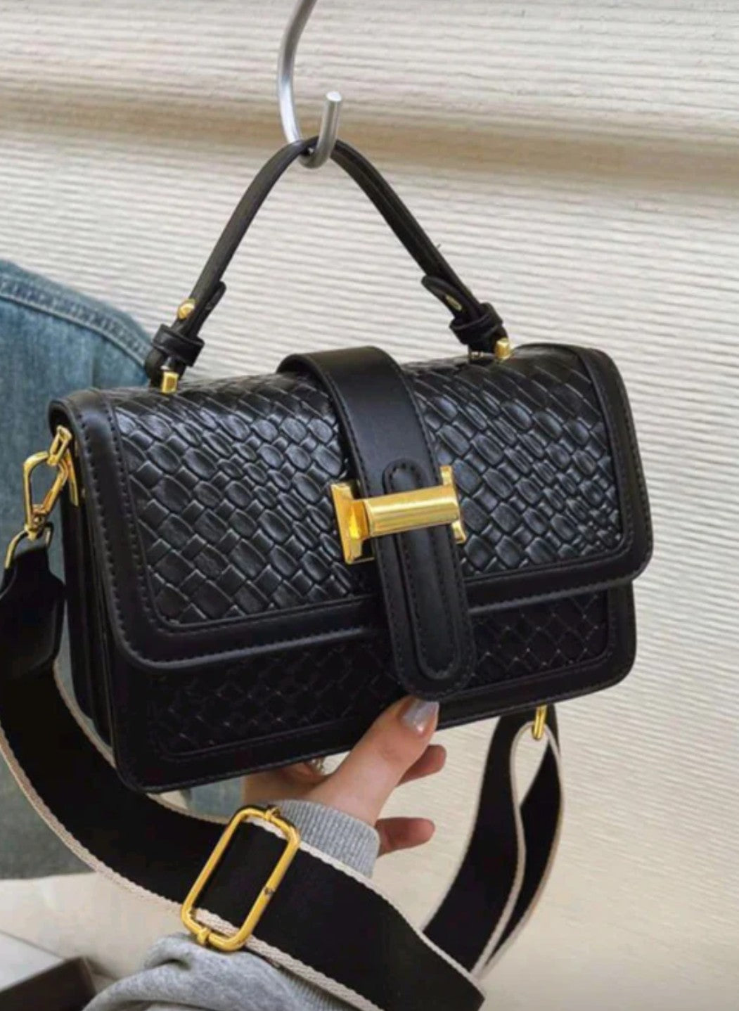 Black textured handbag with a gold clasp 2026 Luxury Niche Women Fashion Shoulder Bag